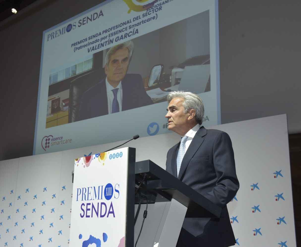 Valentín García recoge el premio SENDA al profesional del sector